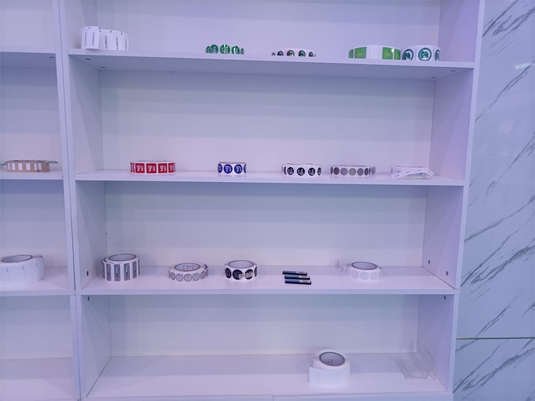 Această imagine evidențiază 13.56MHz HF RFID Etichetă pentru etichetare de încredere a pe suprafața metalică pt HF RFID Aplicații de etichete.