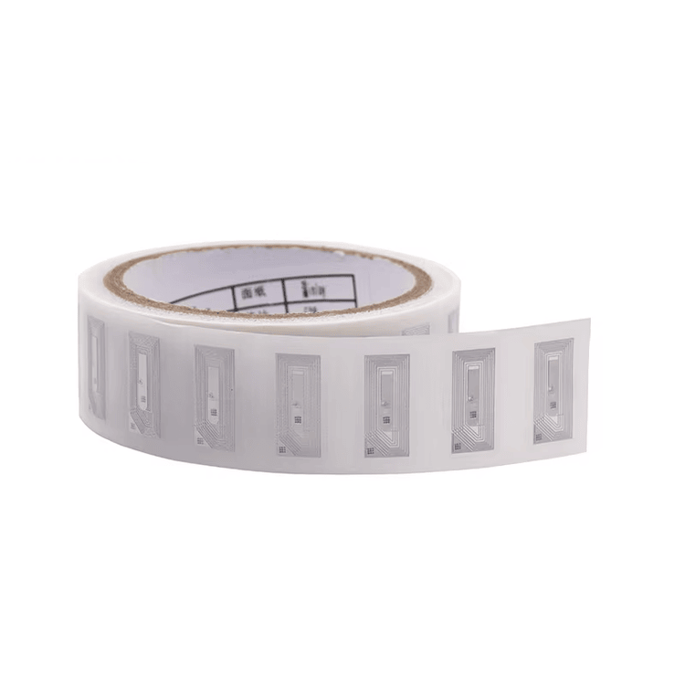 Etichetă RFID HF compactă pentru captarea datelor, aplicată pe o suprafață metalică.