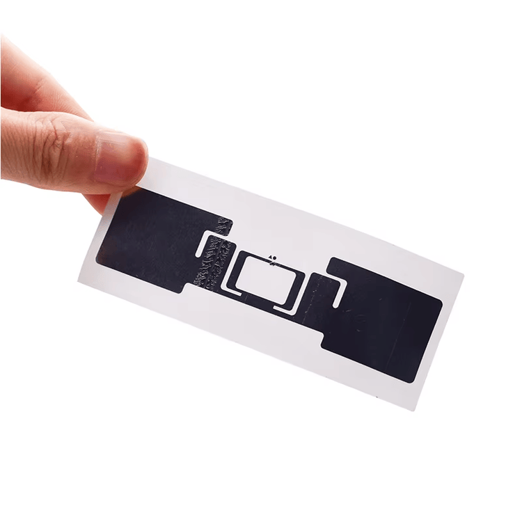 PP mat UHF RFID Etichete pentru ambalajele de vânzare cu amănuntul prezentate dintr-o perspectivă clară pe suprafața metalică pentru aplicațiile de etichete UHF RFID.