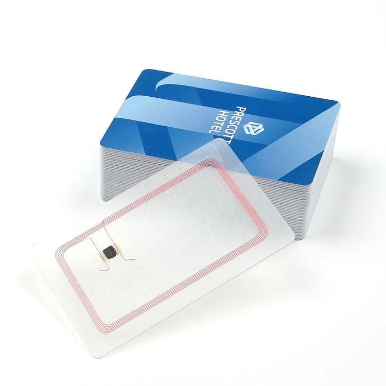 Carduri albastre RFID cu sigla albă a companiei; utilizate pentru identificarea angajaților și controlul securizat al accesului la intrarea în clădirea de birouri.