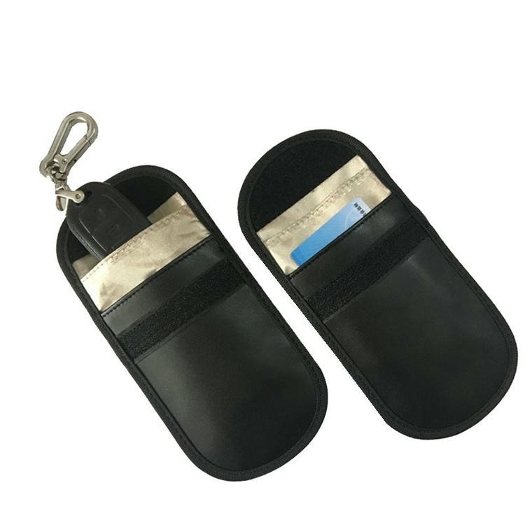 O geantă clasică de blocare din piele maro RFID este prezentată ca un accesoriu profesional pentru călătoriile internaționale organizate și sigure.