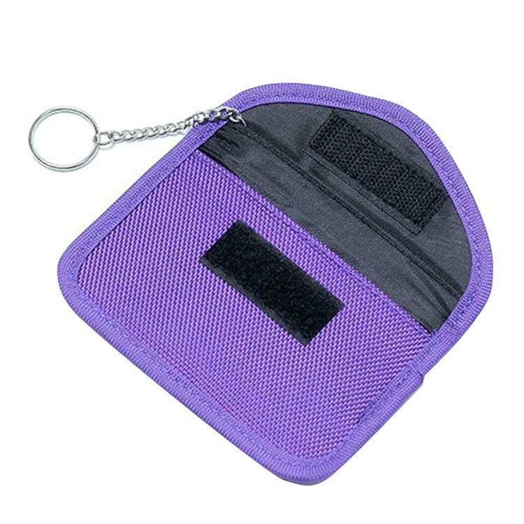 În interiorul pungii de blocare RFID este plasată un breloc pentru chei pentru a ilustra modul în care previne eficient atacurile de amplificare a semnalului de la distanță.