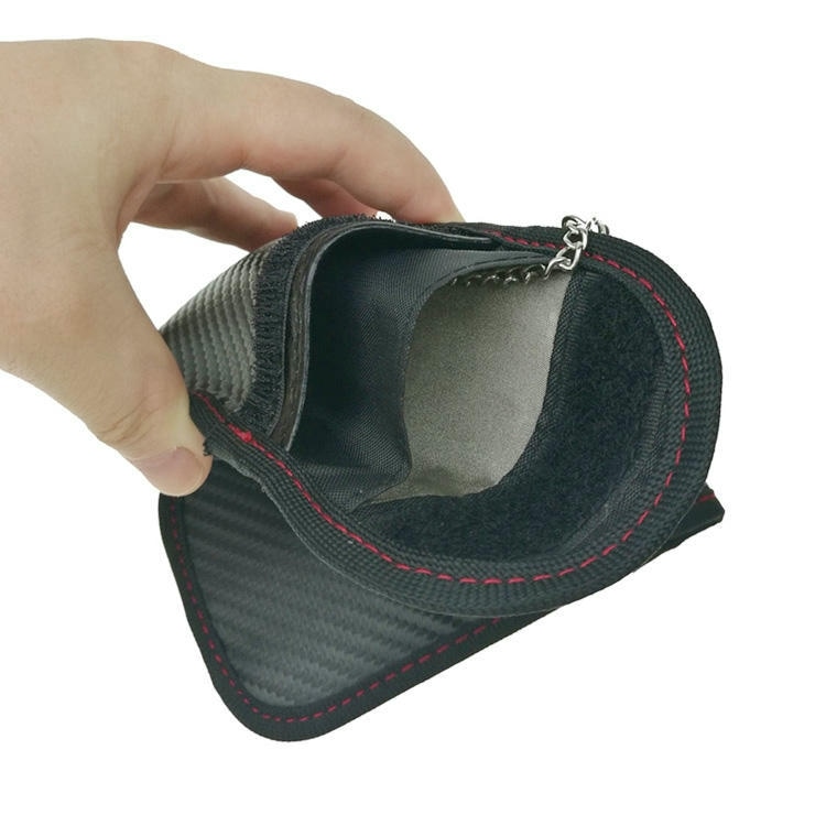 Geanta modernă de blocare RFID din fibră de carbon este afișată pentru a evidenția suprafața rezistentă la zgârieturi și stratul de protecție de înaltă tehnologie.