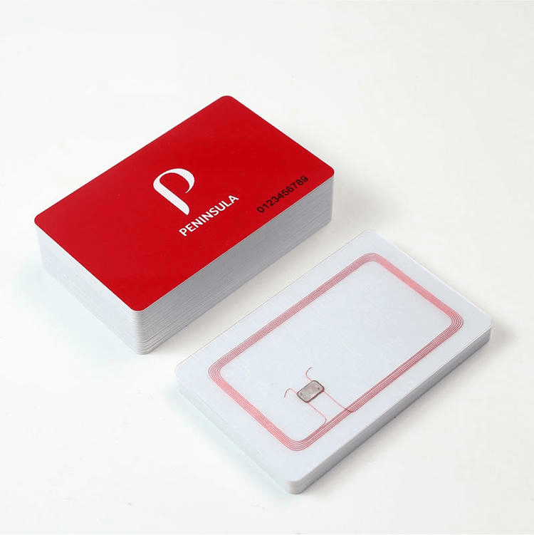 O colecție de carduri personalizate RFID VIP cu texturi asortate și culori vibrante pentru membrii clubului și programele de recompense.