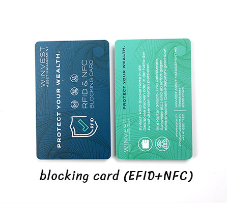 Numerotare embosată pe suprafața unui card RFID, cu efect tactil și aspect premium pentru niveluri superioare de membru.