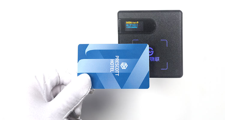 Comparație alăturată între finisajul lucios și cel mat pe carduri RFID personalizate cu logo, pentru alegerea aspectului potrivit.