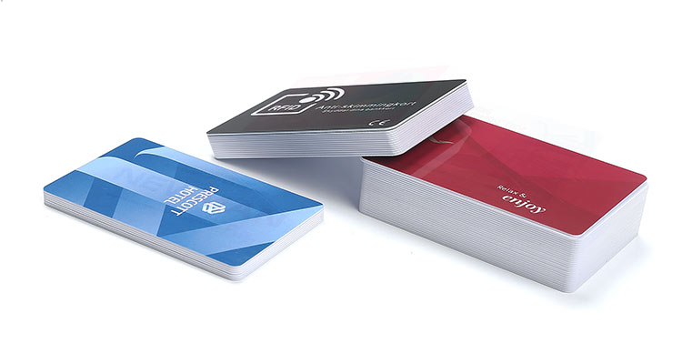 Structura internă a unui card RFID, cu antena din fir de cupru și microcipul inteligent integrat între straturile de plastic.