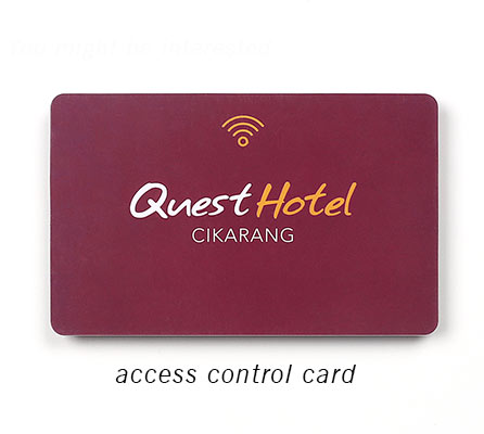 Vedere din spate a unui card RFID cu bandă magnetică de înaltă coercitivitate, pentru integrare cu sisteme vechi de citire prin glisare.