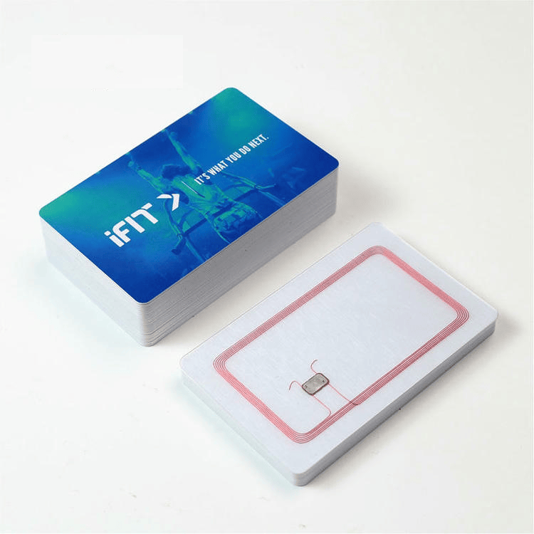 Carduri personalizate RFID VIP cu fotografii ale angajaților și date unice ale membrilor pentru identificare sigură și în scopuri de branding profesional.