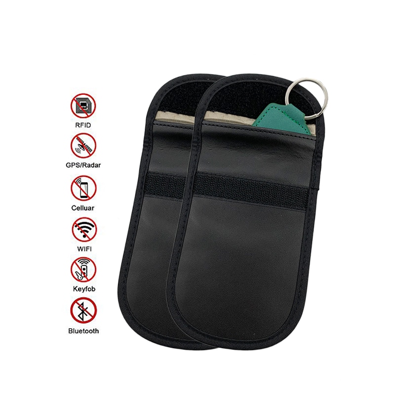Geanta compactă de blocare RFID este ținută în mână pentru a oferi o comparație clară a dimensiunilor pentru protecția datelor portabile și ușor de buzunar.