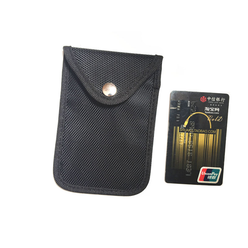 Cheia auto este plasată în geanta cu blocare RFID pentru a demonstra utilizarea produsului împotriva accesului la distanță neautorizat.