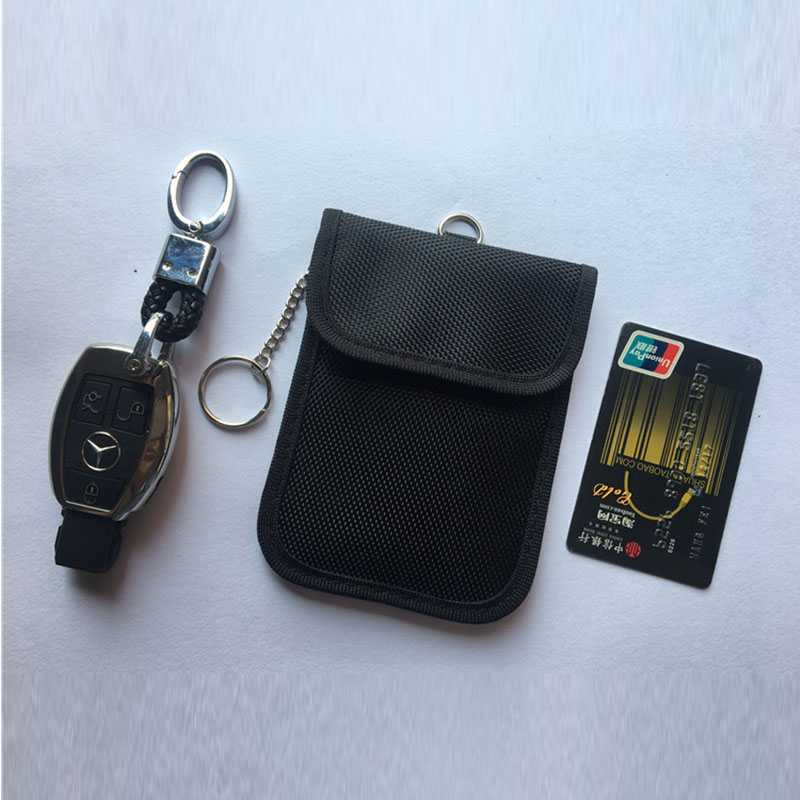 Detaliul de înaltă rezoluție al materialului arată finisajul premium tip piele și construcția durabilă a genții cu blocare RFID pentru clienți B2B.