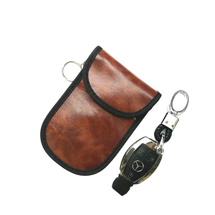 Geantă personalizată RFID Faraday pentru carduri și chei afișată cu un detaliu de cip pentru cumpărătorii care compară soluțiile RFID Blocking Bags.
