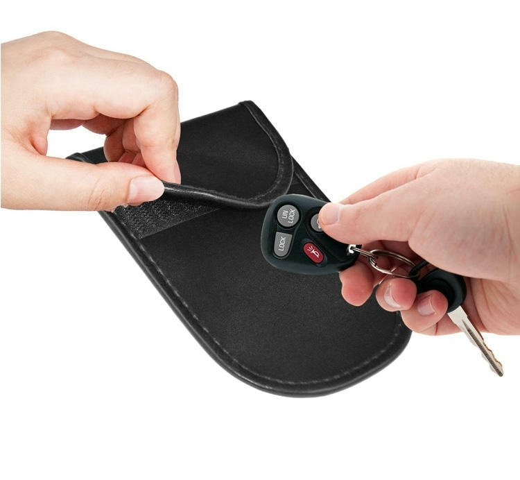 Fotografie de produs pentru geantă de pașaport cu blocare RFID, evidențiind detaliul cipului în categoria RFID Blocking Bags.