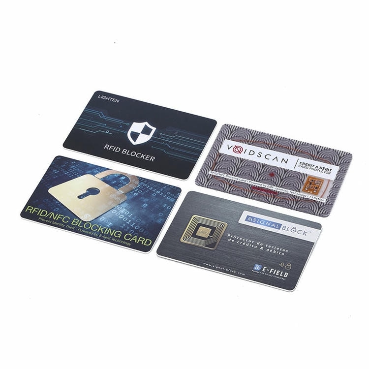 Patru carduri de blocare RFID cu diferite teme de securitate tipărite afișate împreună pentru a afișa opțiunile de artă disponibile pentru branding personalizat.