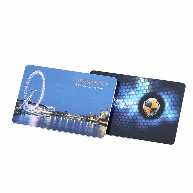 Două cărți de blocare RFID se suprapuneau; arătând o imprimare emblematică a orașului și o grafică cu scut albastru pentru marca de protecție a cardurilor fără contact.