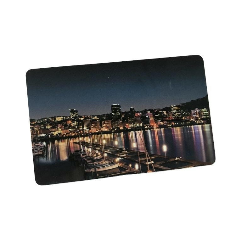 Card de blocare RFID înclinat; cu un design al orizontului orașului de noapte pe un fundal alb pentru a ilustra protecția compactă pentru călătorie.