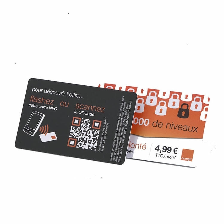 RFID card de blocare cu un cod QR și pictograma de atingere NFC afișată deasupra unui card portocaliu pentru a demonstra marketingul interactiv și protecția.