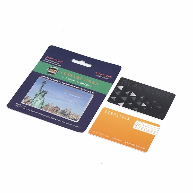 Ambalaj de vânzare cu amănuntul pentru un card de blocare RFID afișat cu eșantion de blocare și carduri portocalii pentru a prezenta setul de protecție de călătorie.