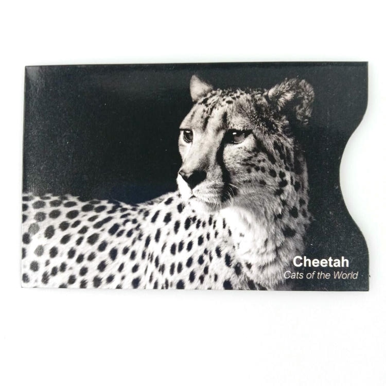 Suportul cardului RFID cu mâneci de blocare cu o fotografie cu ghepard alb-negru evidențiază o protecție completă împotriva scanărilor nedorite.