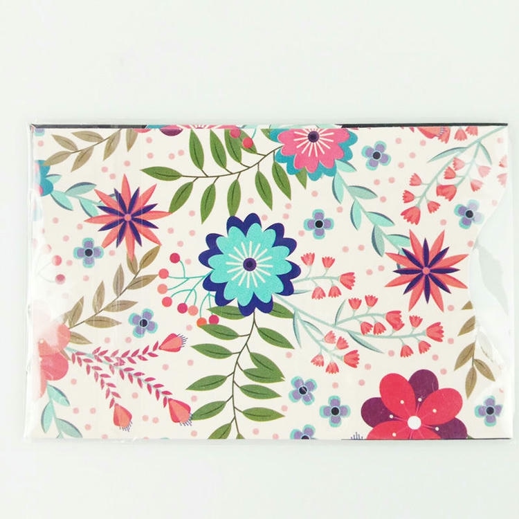 Suportul pentru carduri cu mâneci de blocare RFID floral folosește o crestătură laterală pentru acces rapid la card; în timp ce manșonul ajută la blocarea scanărilor fără fir.