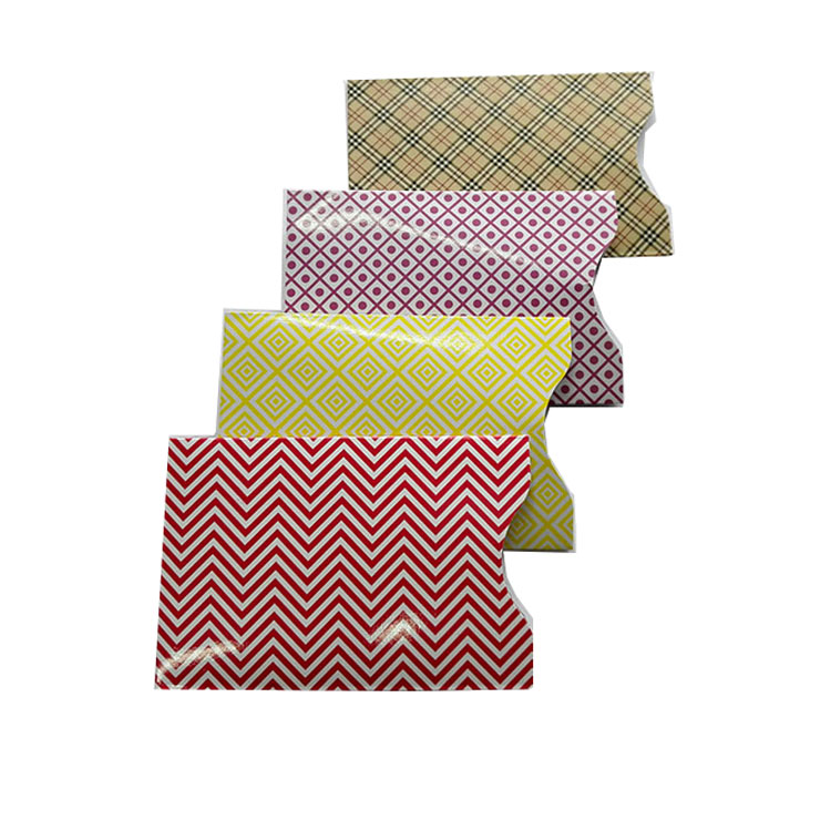 Colecție de huse RFID blocking cu modele decorative pentru protecția cardurilor.