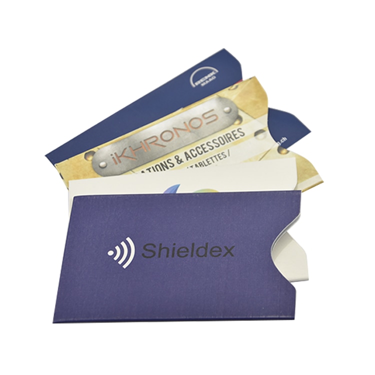 Husă RFID blocking Shieldex utilizată pentru protecția mai multor carduri contactless.