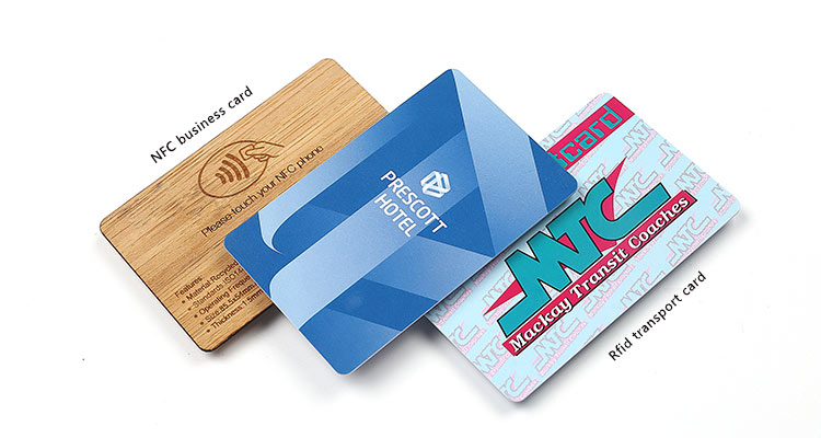 Partea din spate a unui card RFID cu panou inscriptibil pentru semnătură, util în identificarea utilizatorului și verificarea manuală.
