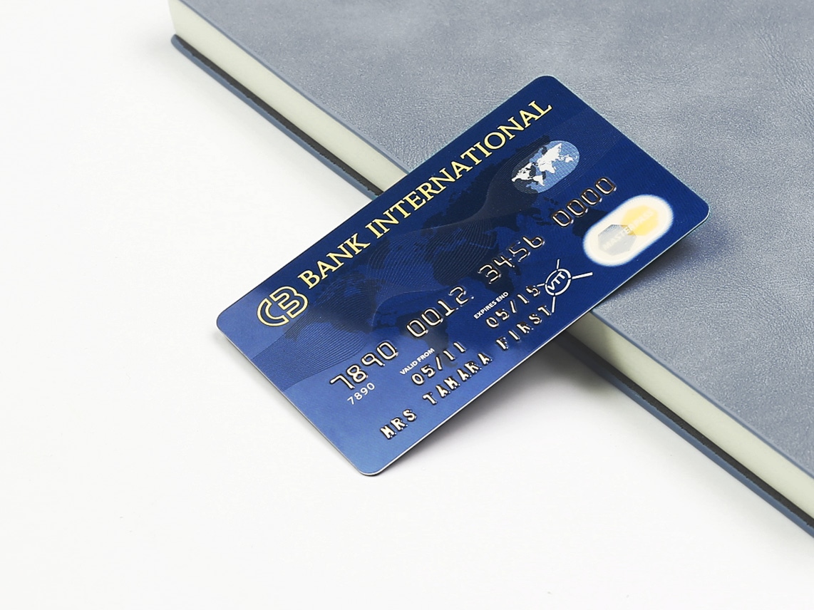 Scanare fără contact pentru carduri RFID personalizate de acces securizat.