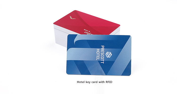 Un șubler digital măsoară grosimea standard a unui card RFID pentru a verifica respectarea dimensiunilor internaționale de tip card bancar.