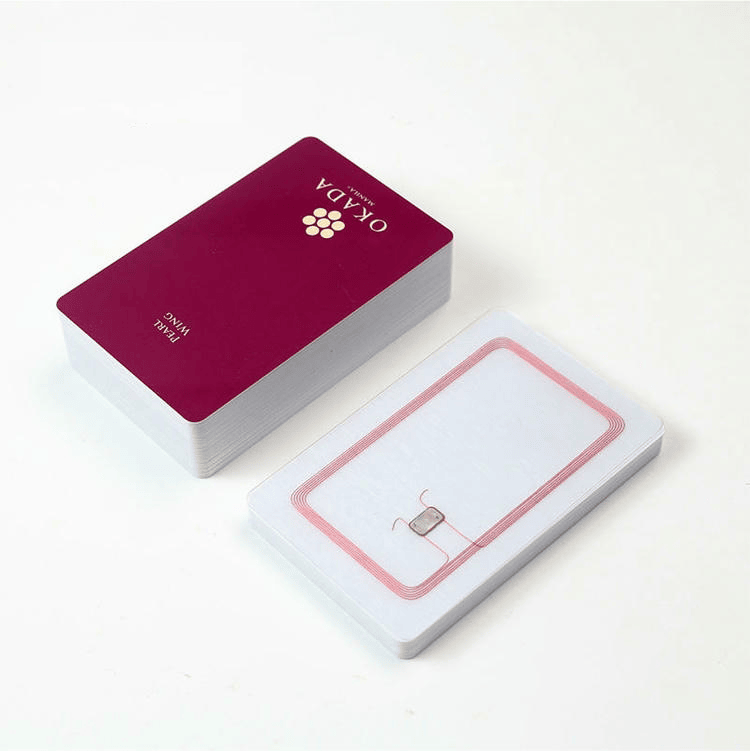 O persoană care atinge un card premium RFID VIP pe un cititor de proximitate pentru a demonstra procesul rapid și sigur de introducere fără contact.
