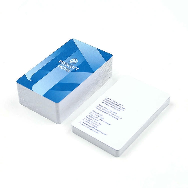 Carduri RFID cu design vertical; cu un logo personalizat al școlii; folosit pentru identitatea campusului studenților și sistemele automate de urmărire a prezenței.
