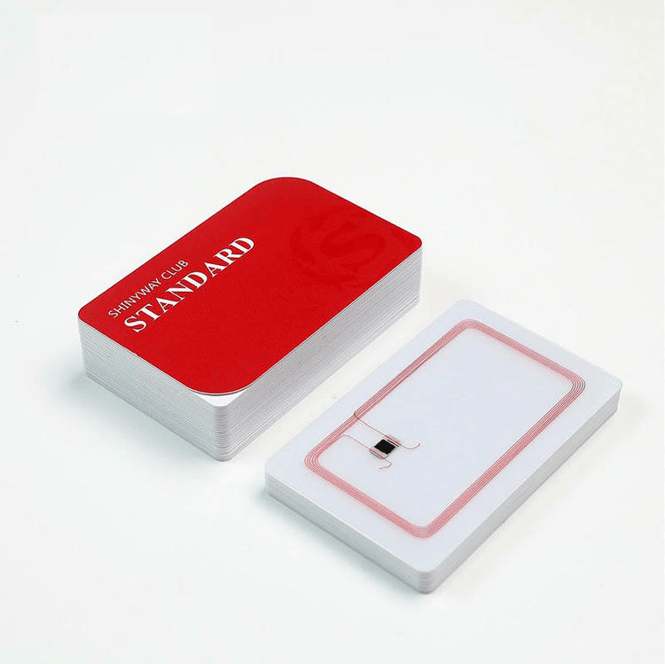 Insigna de identitate verticală RFID VIP atașată la un șnur negru profesional pentru o purtare convenabilă în timpul evenimentelor corporative exclusive.