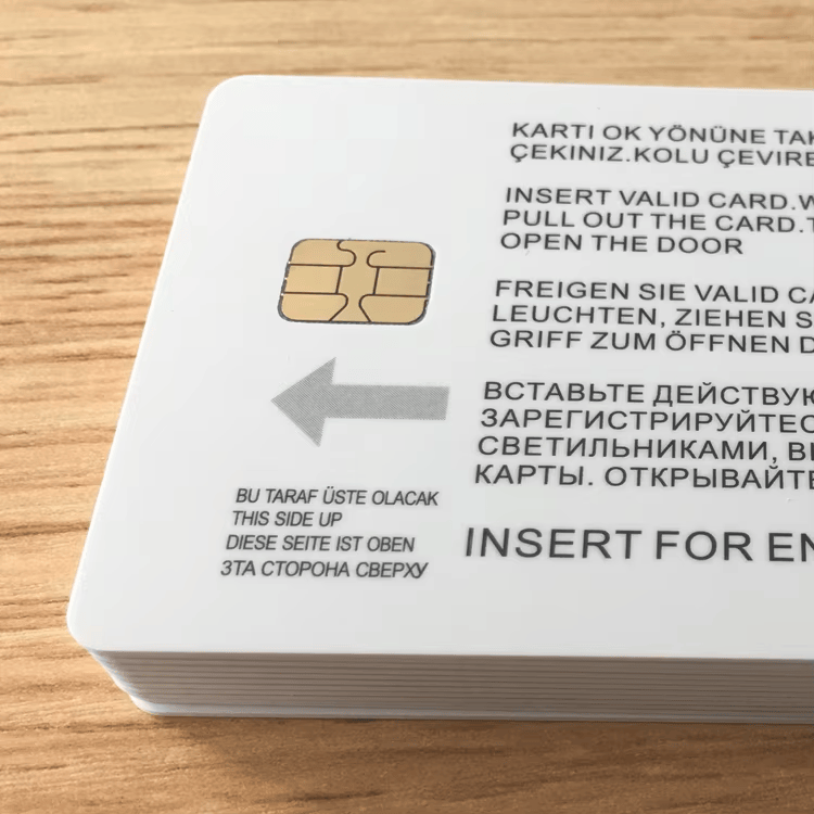 Un grup de carduri cu cip de contact albe goale; realizate din PVC de calitate superioară; gata pentru codare sigură și imprimare personalizată.