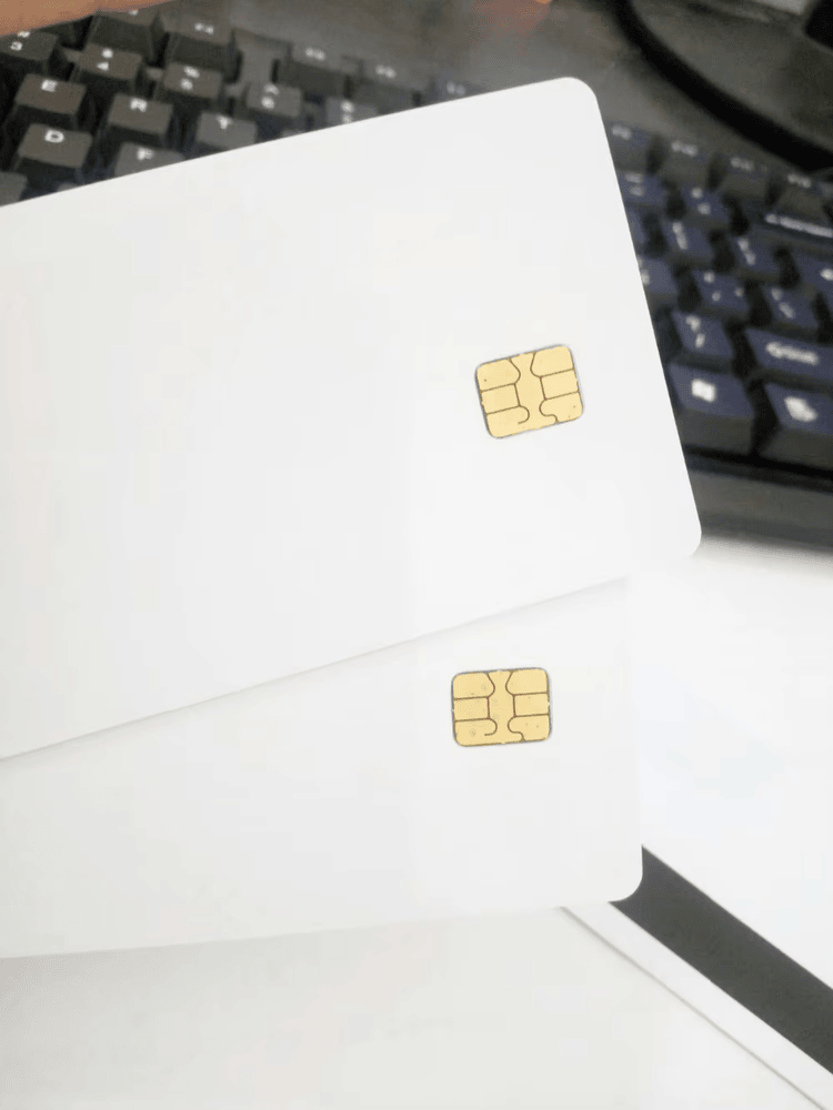 Cartele IC de contact personalizabile cu opțiuni profesionale de imprimare color; potrivite pentru platformele de comerț electronic și digital banking.