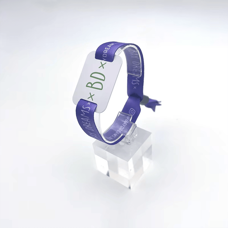 Brățări RFID din material textil pentru prezența elevilor