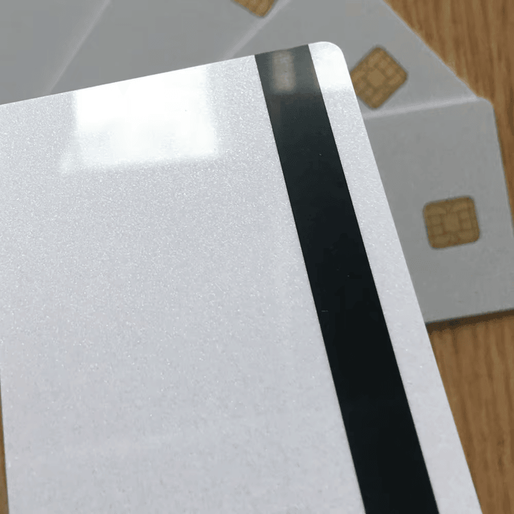 Cartele IC cu mai multe contacte stivuite împreună; evidențiind materialul durabil PVC și fabricarea de precizie pentru uz zilnic.