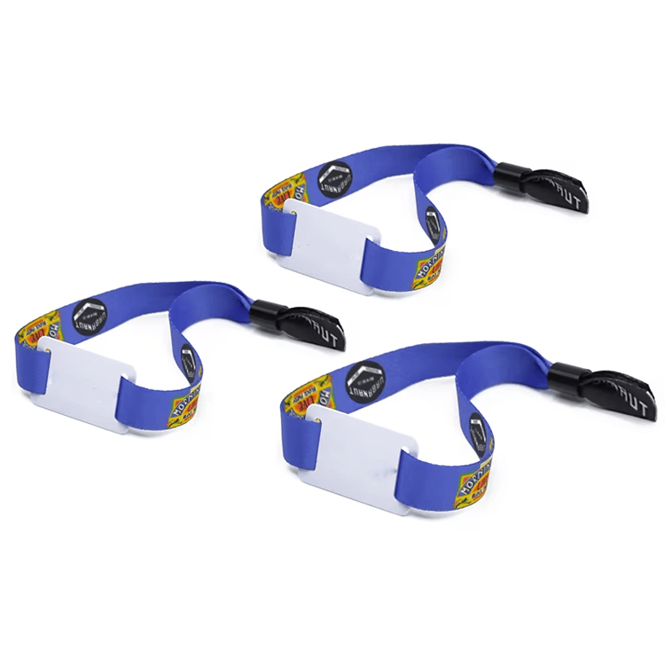 Brățări RFID din material pentru identificarea vizitatorilor la expoziții, prezentate cu accent pe purtarea confortabilă.