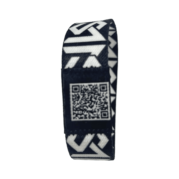 O colecție de brățări elastice elastice colorate; cu imprimare prin sublimare personalizată; potrivite pentru festivaluri de muzică și control de acces la conferințe de înaltă securitate.