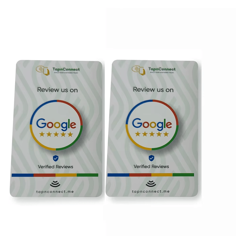 Examinați cardurile echipate cu un cod scanabil QR; care le permite clienților să lase feedback pe site chiar și fără smartphone-uri compatibile cu NFC