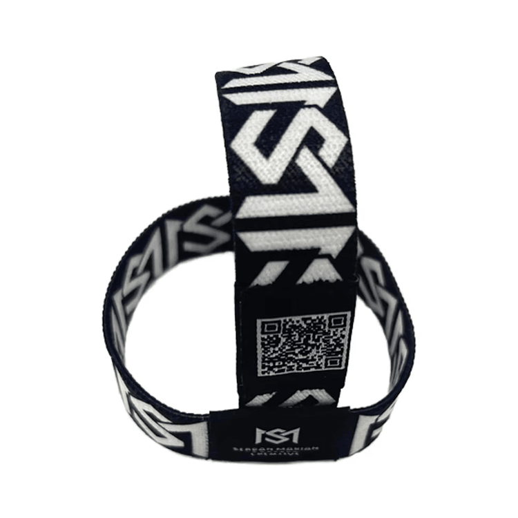 O brățară din material elastic RFID care este purtată la încheietura mâinii umane pentru a demonstra potrivirea confortabilă și aspectul profesional pentru personalul evenimentului.
