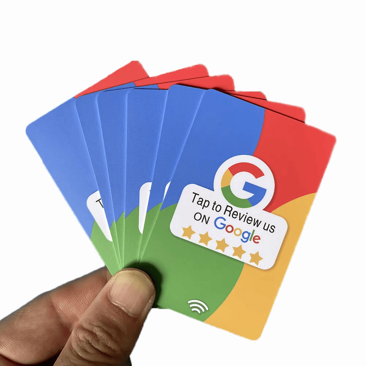 Un client mulțumit pur și simplu își atinge smartphone-ul pe cardul de evaluare a contractorului pentru a accesa imediat pagina de evaluare a Hărților Google