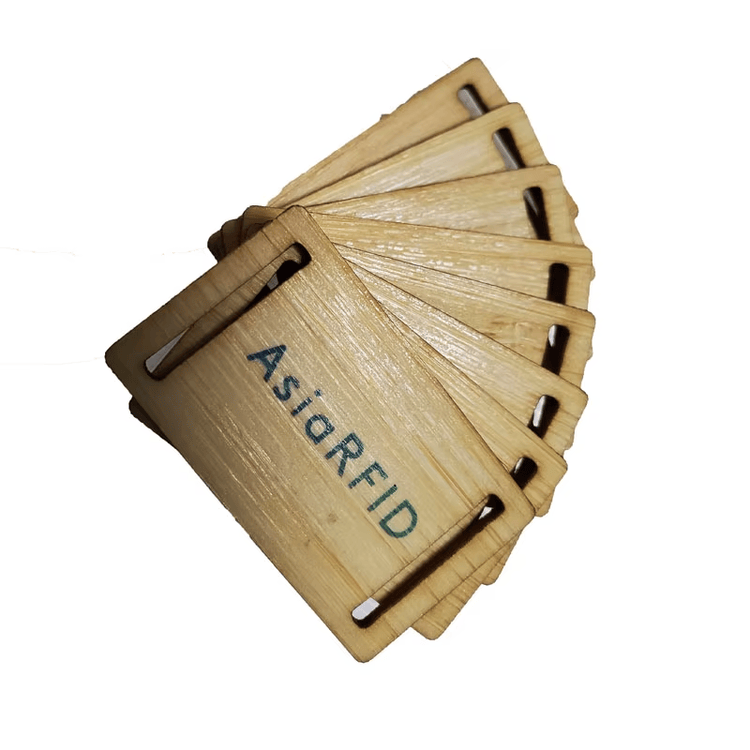 Această imagine evidențiază cardurile cadou personalizate din lemn gravate pentru nunți ale dispoziției antenei pentru aplicațiile de carduri din lemn.