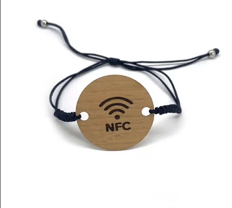 Brățări personalizate din lemn RFID pentru hoteluri și evenimente afișate cu un detaliu cip pentru cumpărătorii care compară soluțiile de carduri din lemn.