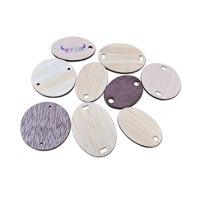 Brățări RFID personalizate din lemn pentru hoteluri și evenimente, afișate cu accent pe purtarea confortabilă în proiecte Wooden Cards.