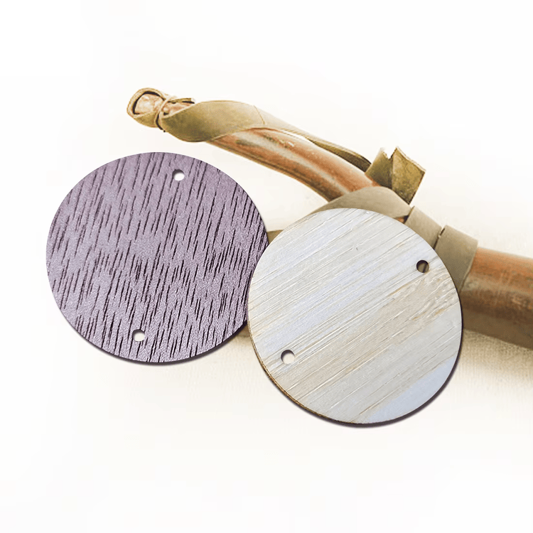 Brățări RFID personalizate din lemn pentru hoteluri și evenimente, prezentate din perspectiva unei brățări impermeabile clare pentru aplicații Wooden Cards.