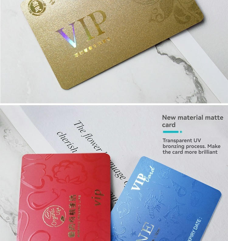 Detaliu cip pentru carduri PVC personalizate cu funcție de scanare contactless.