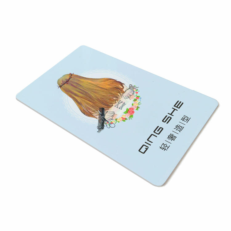 Carduri personalizate PVC pentru identitatea mărcii și accesul sunt afișate cu accent pe scanarea fără contact pentru proiectele de carduri din plastic.