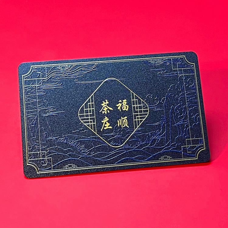 Cartelă VIP în relief albastru închis; cu model de linii fine și caractere chinezești din folie aurie; fotografiate pe roșu.