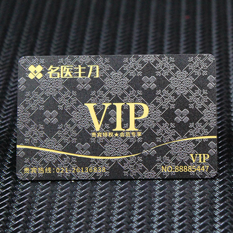Carte de vizită metalică premium neagră, cu litere VIP aurii și fundal decorativ, realizată pentru identificarea membrilor în cluburi de lux.
